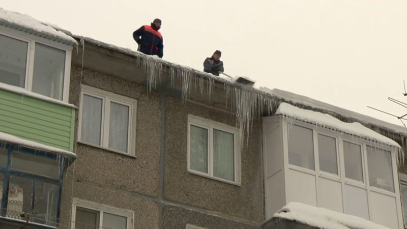 Качество уборки наледи на крышах более 900 зданий проверили сотрудники регионального ГЖИ