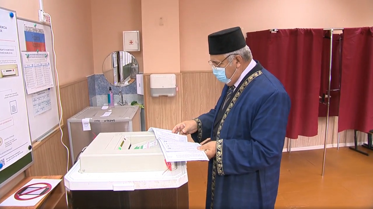 Председатель Духовного управления мусульман проголосовал на избирательном участке