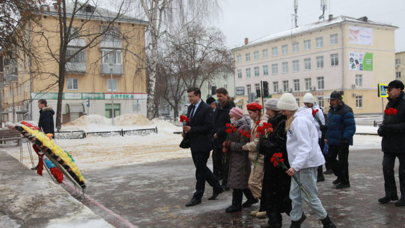 Глеб Никитин в Сарове вручил одну из первых в Нижегородской области «Карт Победы»