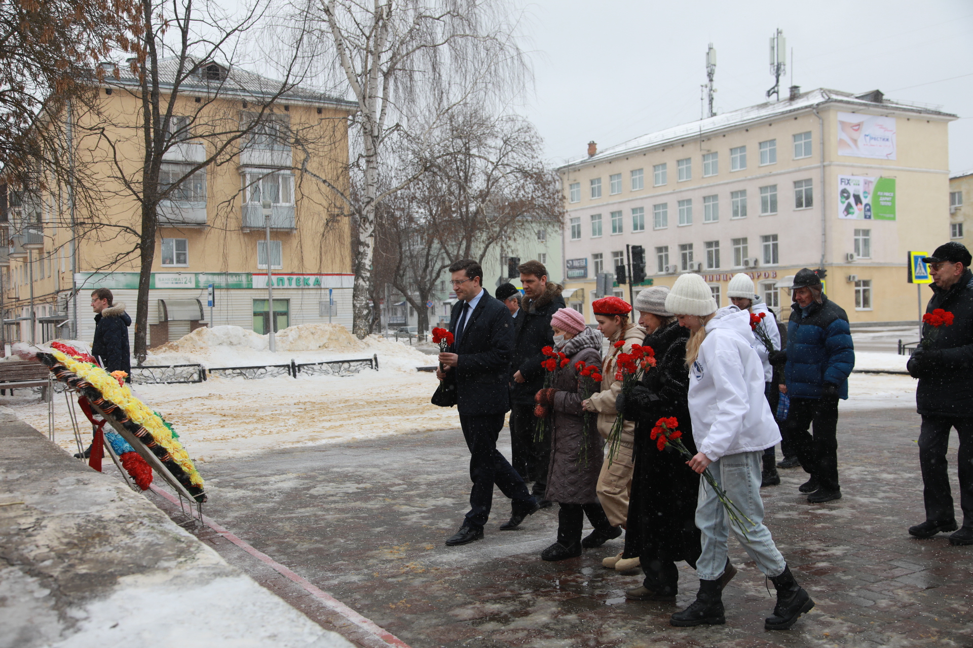 Глеб Никитин в Сарове вручил одну из первых в Нижегородской области «Карт Победы»