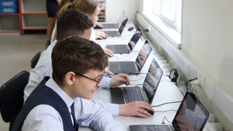 Более 21 тыс. учебных кабинетов в школах было оснащено точками доступа Wi-Fi в Нижегородской области в 2022 году