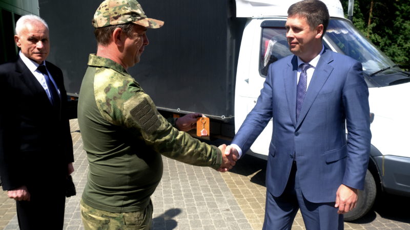 Андрей Гнеушев передал автомобиль нижегородскому волонтеру, совершившему уже около 30 поездок в зону СВО