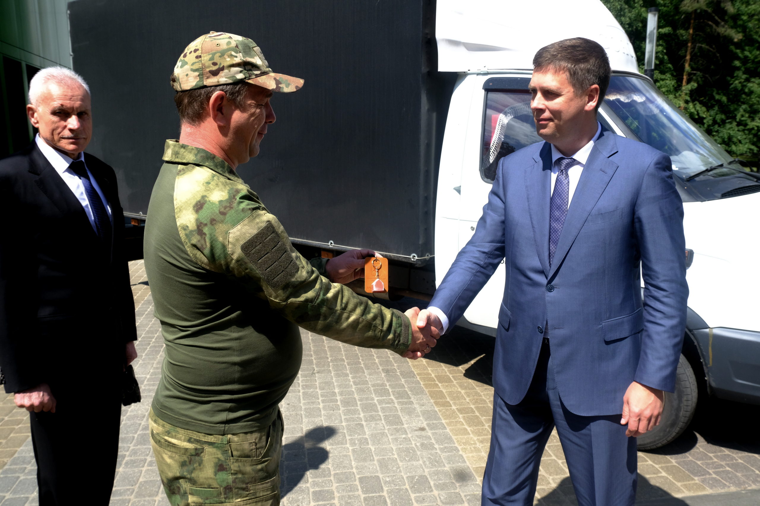 Андрей Гнеушев передал автомобиль нижегородскому волонтеру, совершившему уже около 30 поездок в зону СВО