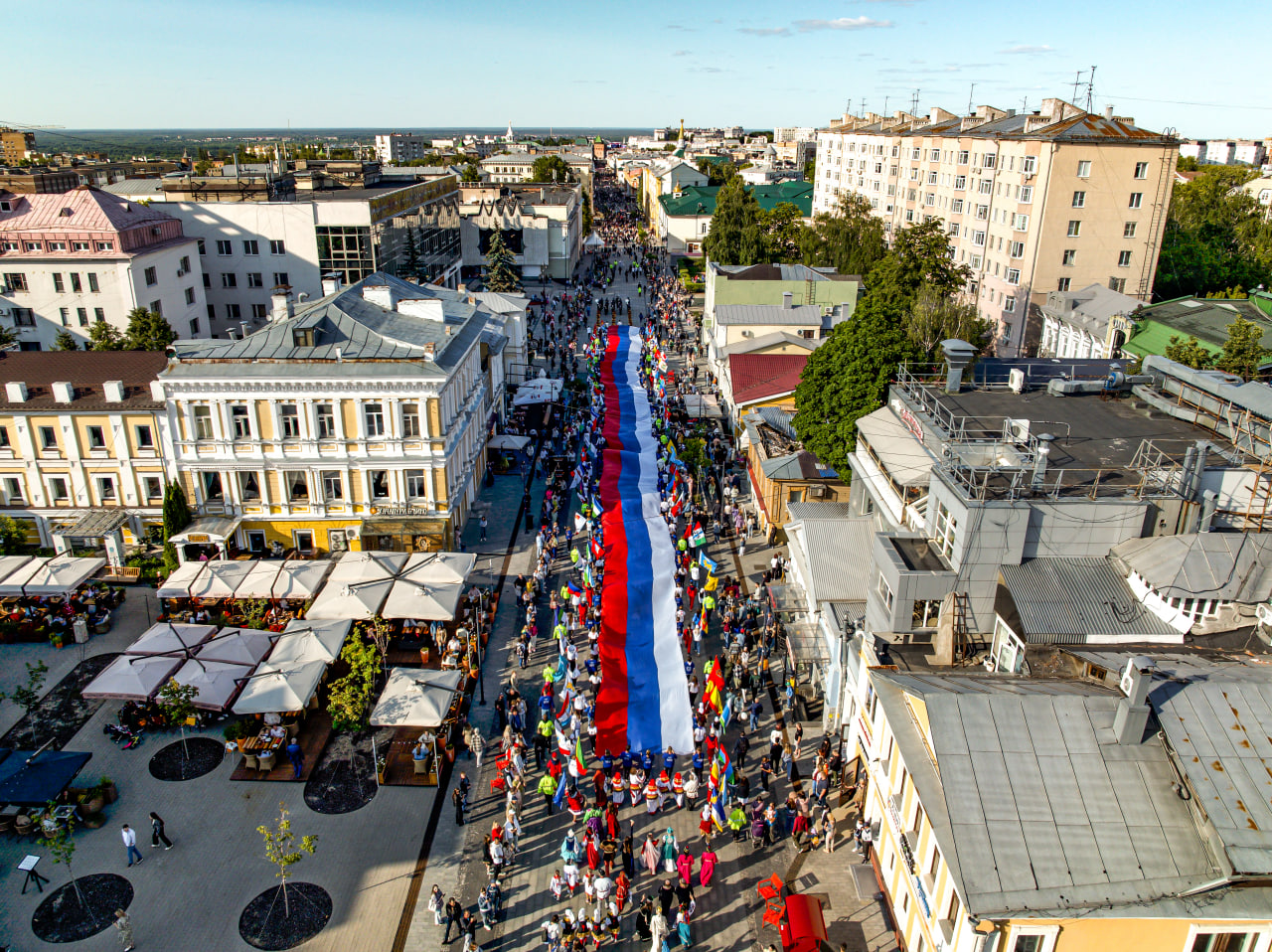 В День России в Нижнем Новгороде пронесли 100-метровый флаг России