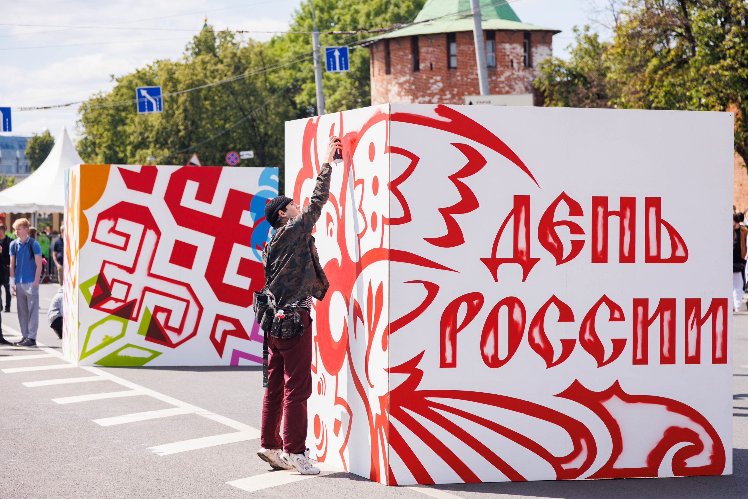 В День России Дом народного единства стал одним из организаторов Всероссийской граффити-акции на площади Минина