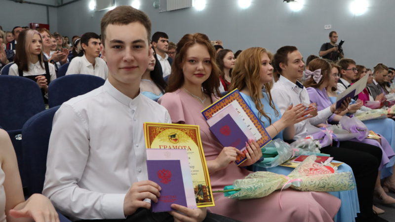 В добрый путь, выпускники НГИЭУ!