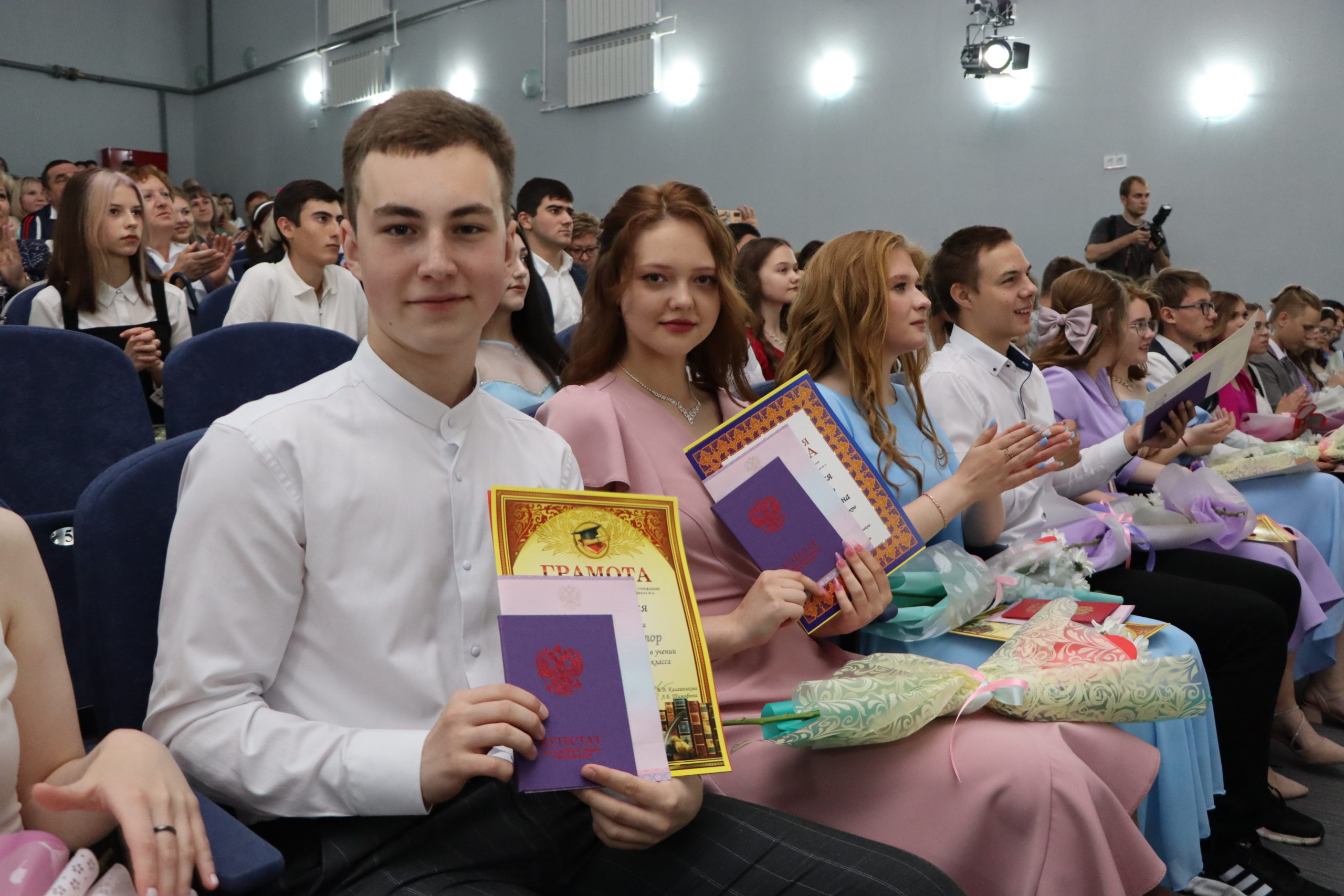 В добрый путь, выпускники НГИЭУ!