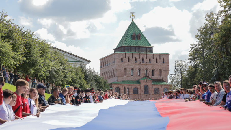 В Нижнем Новгороде прошел автомотопробег и развернули 100-метровый флаг в Кремле в честь государственного праздника