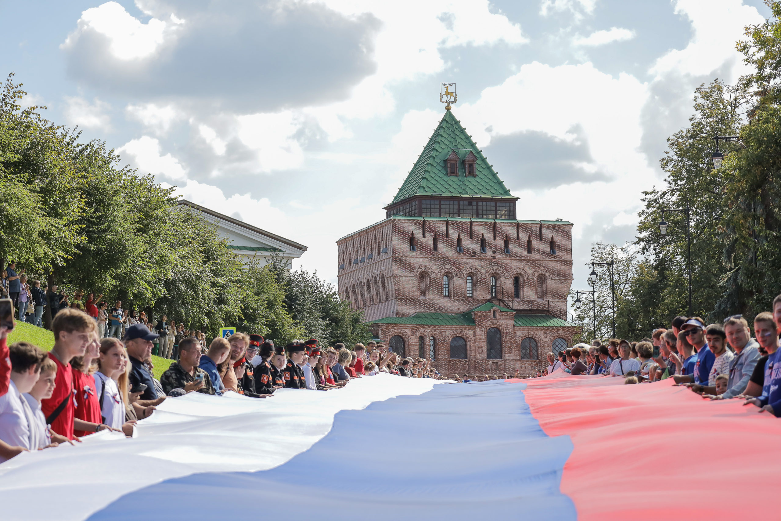 В Нижнем Новгороде прошел автомотопробег и развернули 100-метровый флаг в Кремле в честь государственного праздника