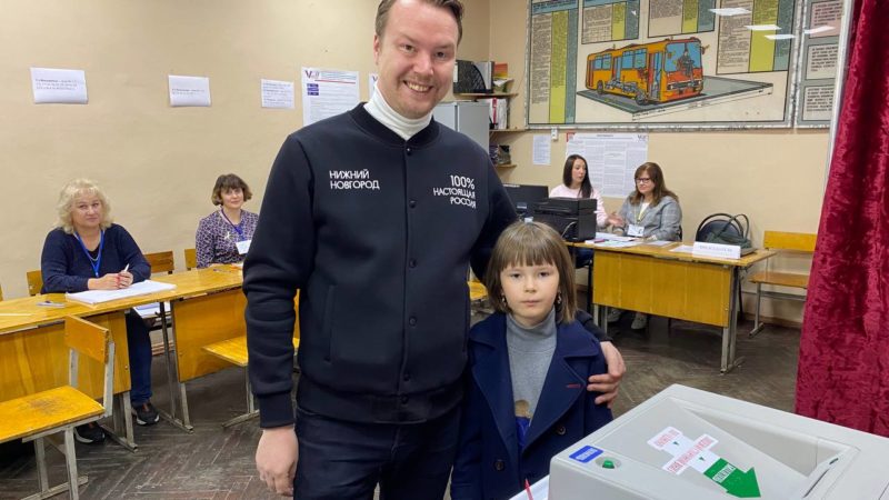 Сергей Яковлев посетил избирательный участок вместе с семьей
