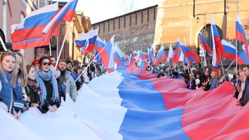 600 молодых нижегородцев развернули 100-метровый российский флаг в День народного единства