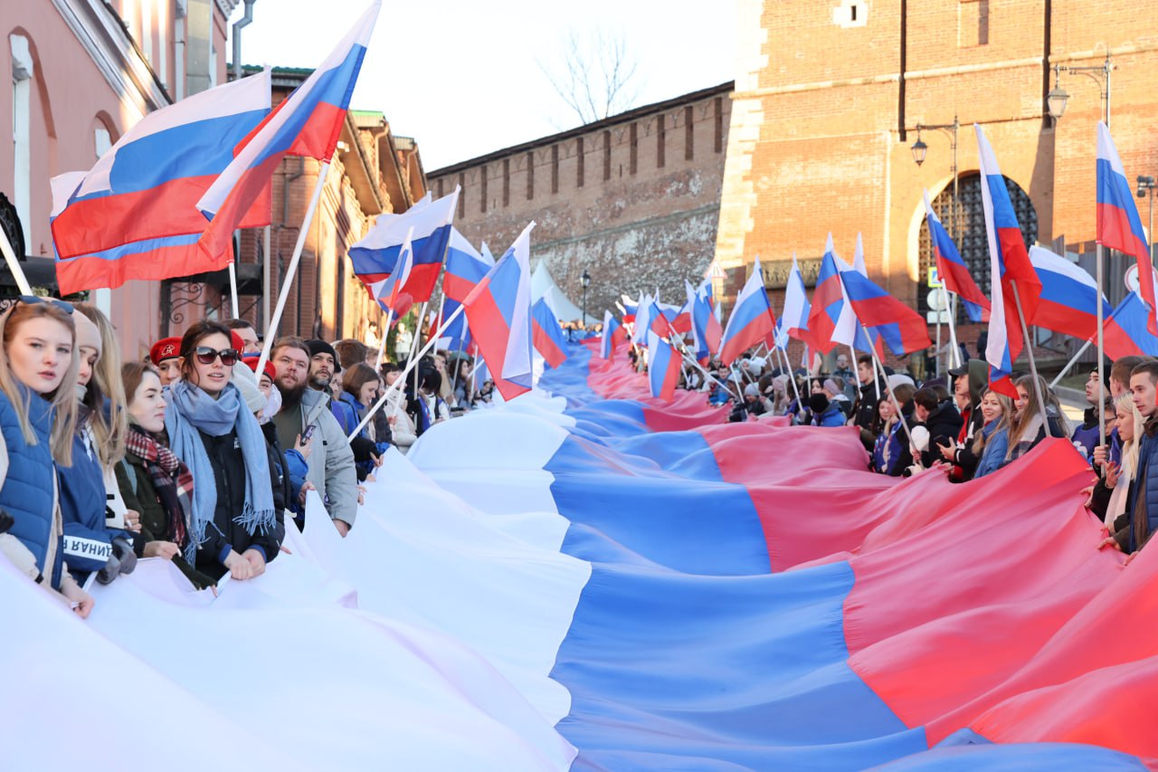 600 молодых нижегородцев развернули 100-метровый российский флаг в День народного единства