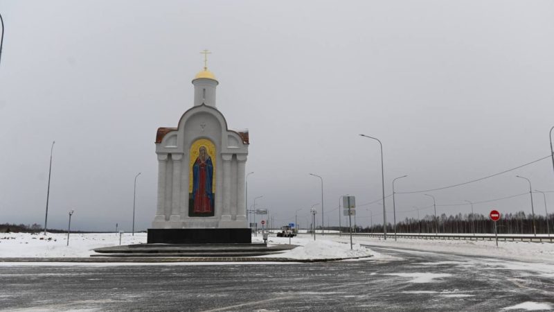 На трассе М-12 в Нижегородской области освящен киот с изображением икон Пресвятой Богородицы и преподобного Серафима Саровского