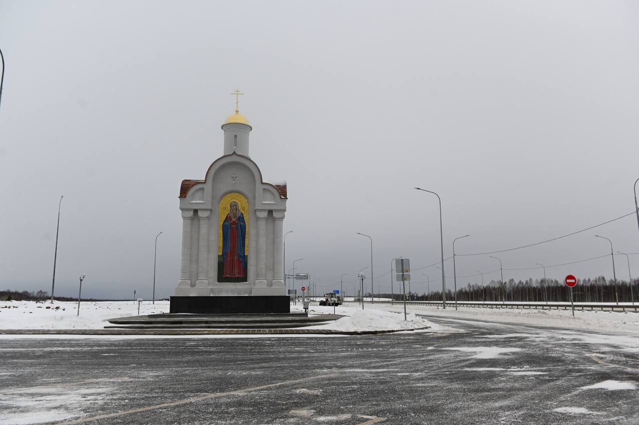 На трассе М-12 в Нижегородской области освящен киот с изображением икон Пресвятой Богородицы и преподобного Серафима Саровского