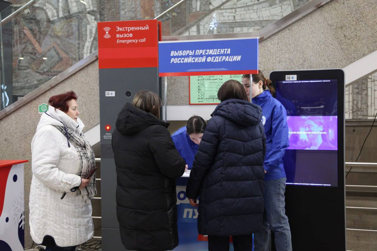 В Нижнем Новгороде на железнодорожном вокзале и в аэропорту проводится сбор подписей за кандидата на выборы президента РФ Владимира Путина
