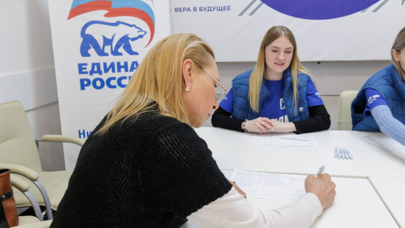 В Нижегородской области проходит единый день сбора подписей в поддержку выдвижения Владимира Путина на выборах Президента