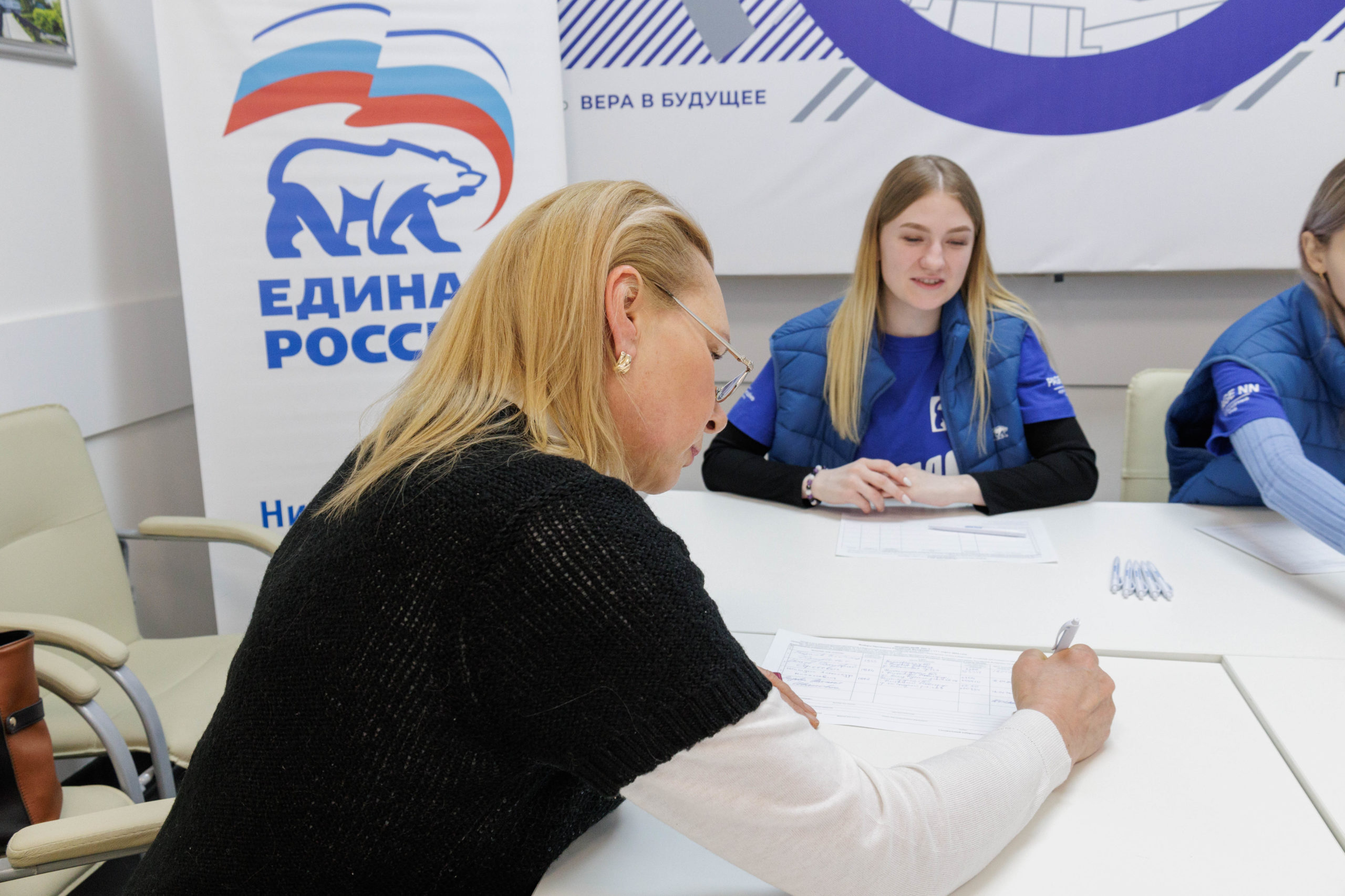 В Нижегородской области проходит единый день сбора подписей в поддержку выдвижения Владимира Путина на выборах Президента