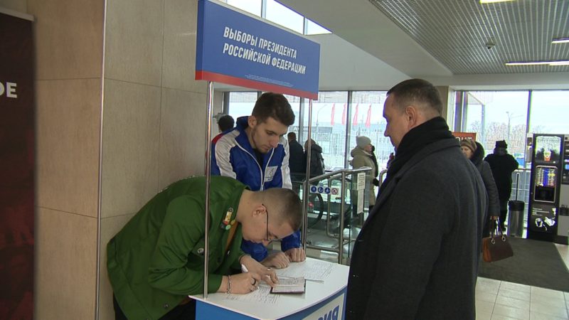 Более 800 волонтеров задействовано в сборе подписей за кандидата на выборы президента РФ Владимира Путина в Нижегородской области