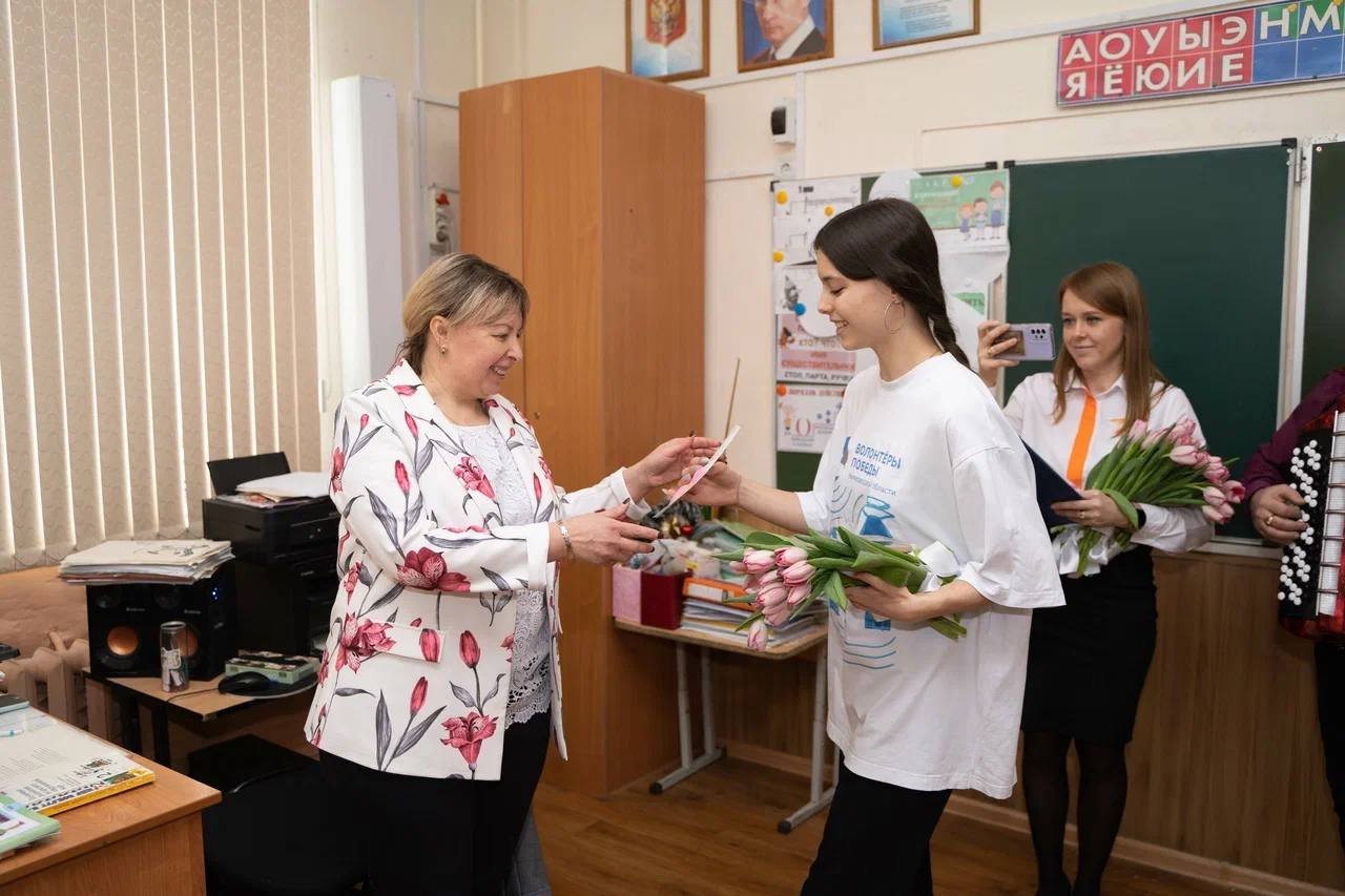 Волонтеры Победы поздравляют женщин на рабочих местах в рамках всероссийской акции «Вам, любимые!»
