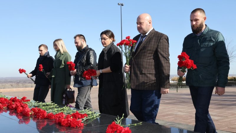 Организаторы и гости премии «СВОИМ» возложили цветы к Вечному огню в Нижегородском кремле