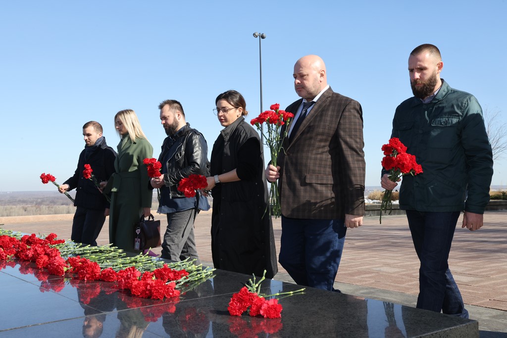 Организаторы и гости премии «СВОИМ» возложили цветы к Вечному огню в Нижегородском кремле