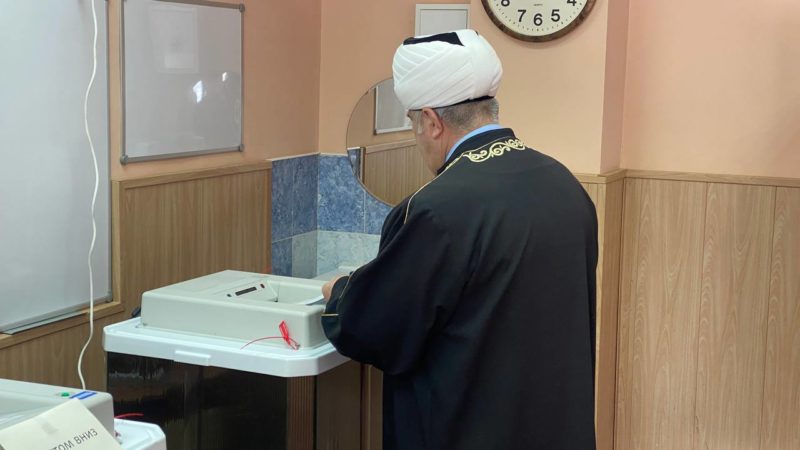 Председатель ДУМНО Гаяз-хазрат Закиров принял участие в голосовании на избирательном участке