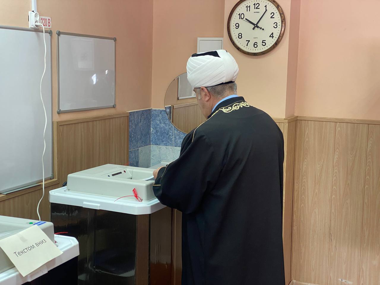 Председатель ДУМНО Гаяз-хазрат Закиров принял участие в голосовании на избирательном участке