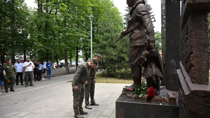 В Харцызске торжественно открыли памятник защитникам Донецкой Народной Республики