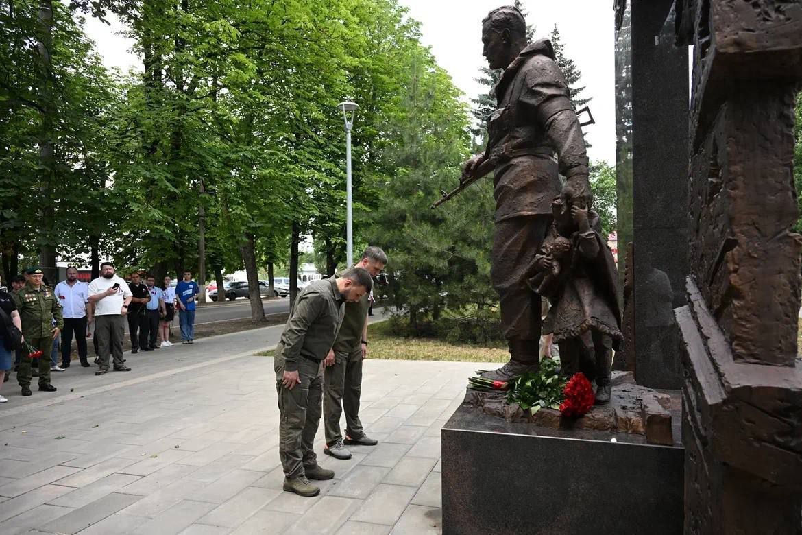 В Харцызске торжественно открыли памятник защитникам Донецкой Народной Республики