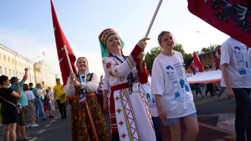 Более тысячи участников Парада национальностей пронесли 100-метровый триколор в Нижнем Новгороде