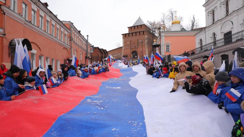 Более 600 нижегородцев приняли  участие в разворачивании 100-метрового флага в День народного единства