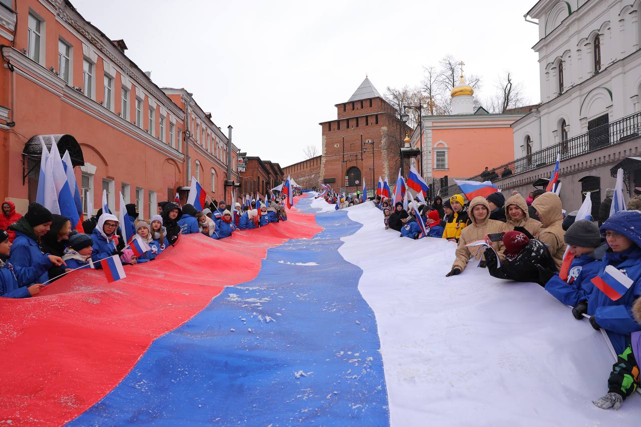 Более 600 нижегородцев приняли  участие в разворачивании 100-метрового флага в День народного единства