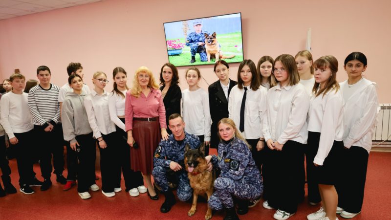 Волонтеры и овчарка Урма