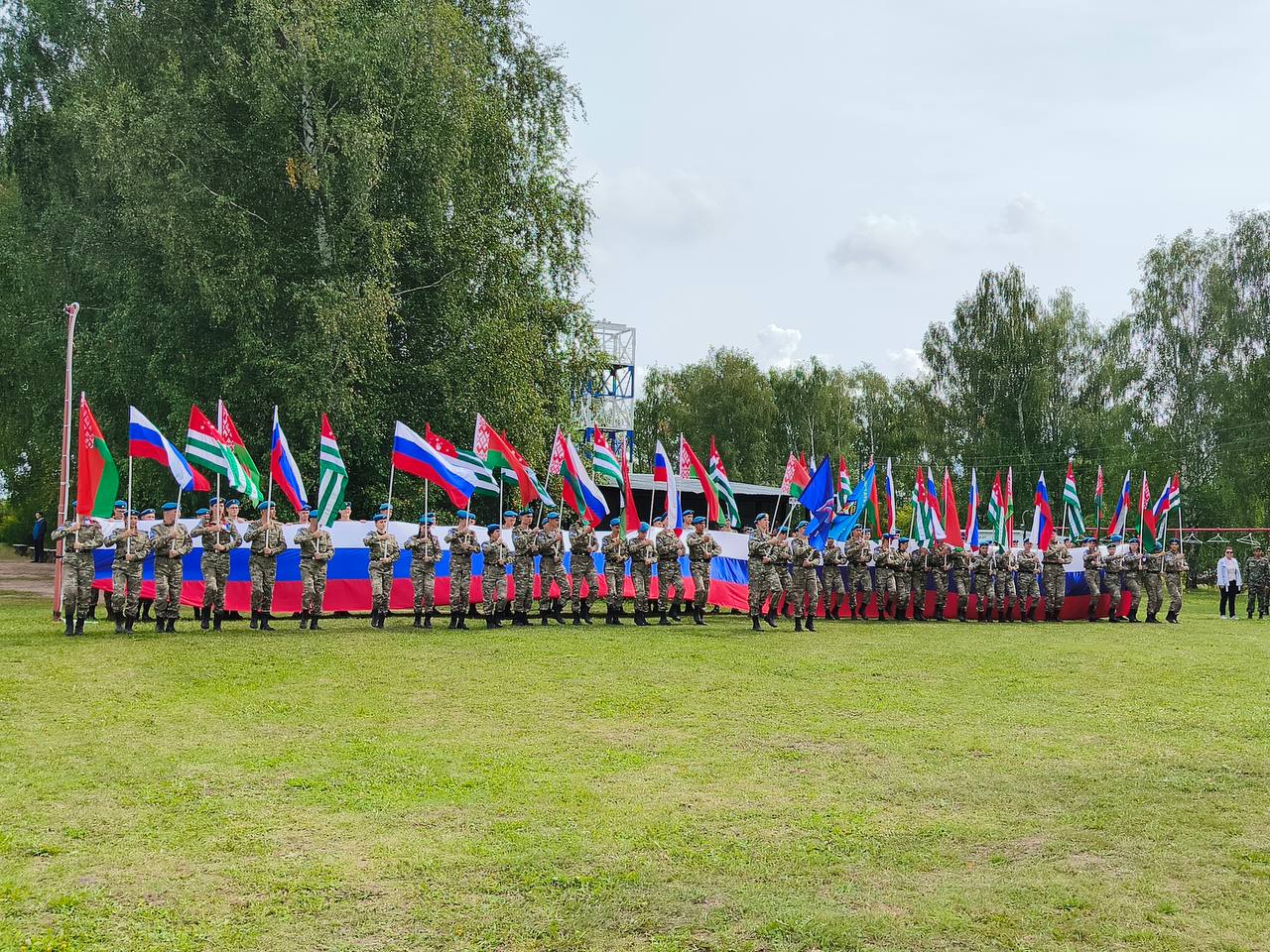 Нижегородские парашютисты и волонтеры развернули в небе государственный флаг России