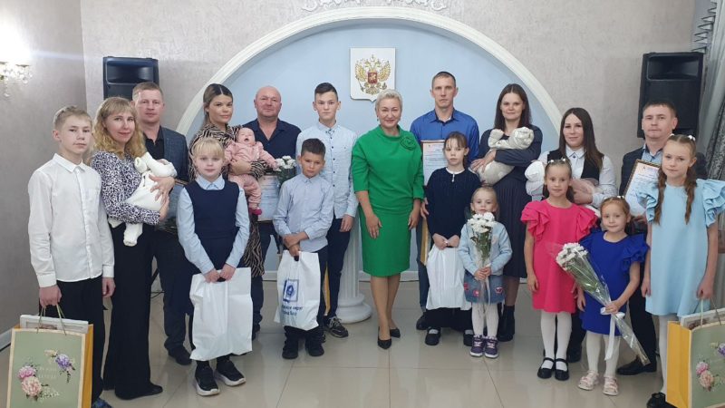 Многодетные семьи Борского округа поздравили в местном отделе ЗАГС