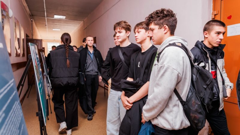 Волонтеры Победы проводят в нижегородских школах фотовыставку «Za наших. Za президента»