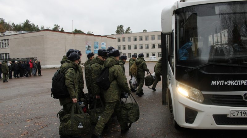 Первые 50 нижегородских призывников отправились к месту армейской службы