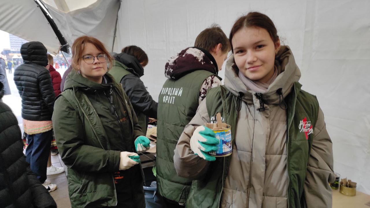 Нижегородцы изготавливали маскировочные сети и окопные свечи для бойцов СВО в рамках акции Народного фронта