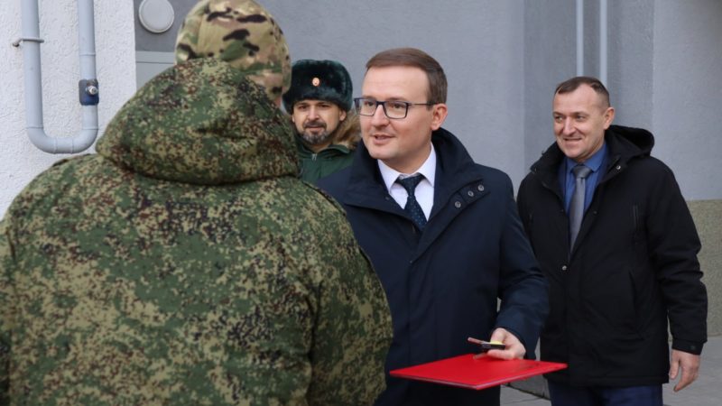 Участнику СВО из Борского округа вручили ключи от новой квартиры
