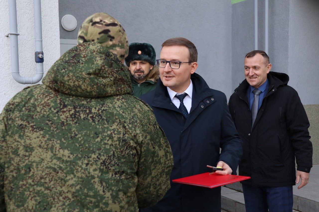 Участнику СВО из Борского округа вручили ключи от новой квартиры