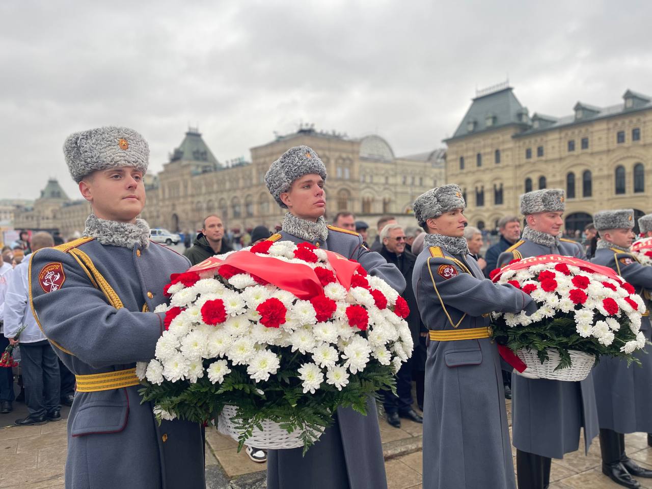 Цветы к памятнику Минину и Пожарскому на Красной площади возложили в торжественной обстановке участники акции «Алтарь Отечества»