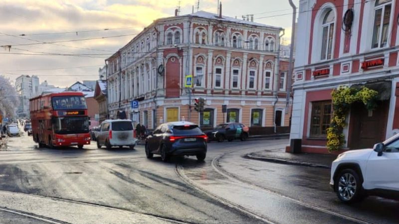 Движение транспорта открыли на трех перекрестках в центре Нижнего Новгорода в связи с завершением замены трамвайных путей