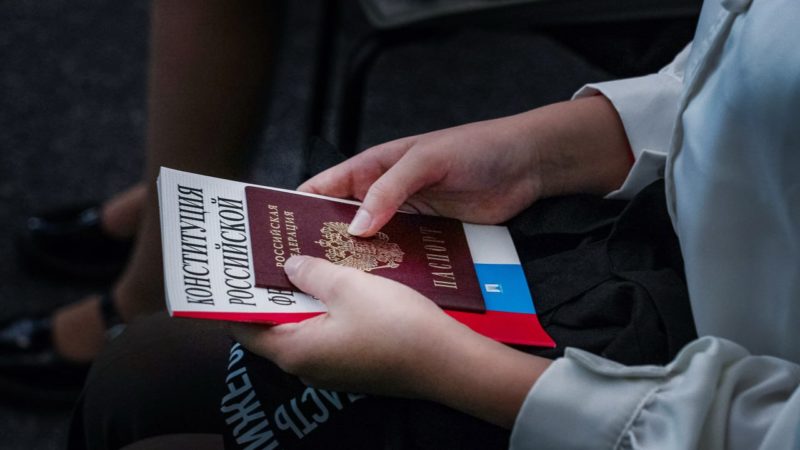 35 школьникам из новых регионов торжественно вручили паспорта в нижегородском Доме народного единства