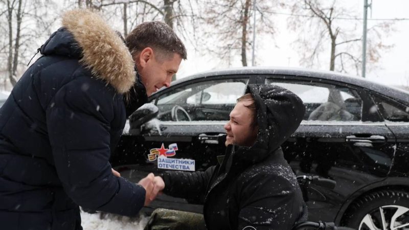 В Нижнем Новгороде трем ветеранам СВО вручили ключи от автомобилей с ручным управлением