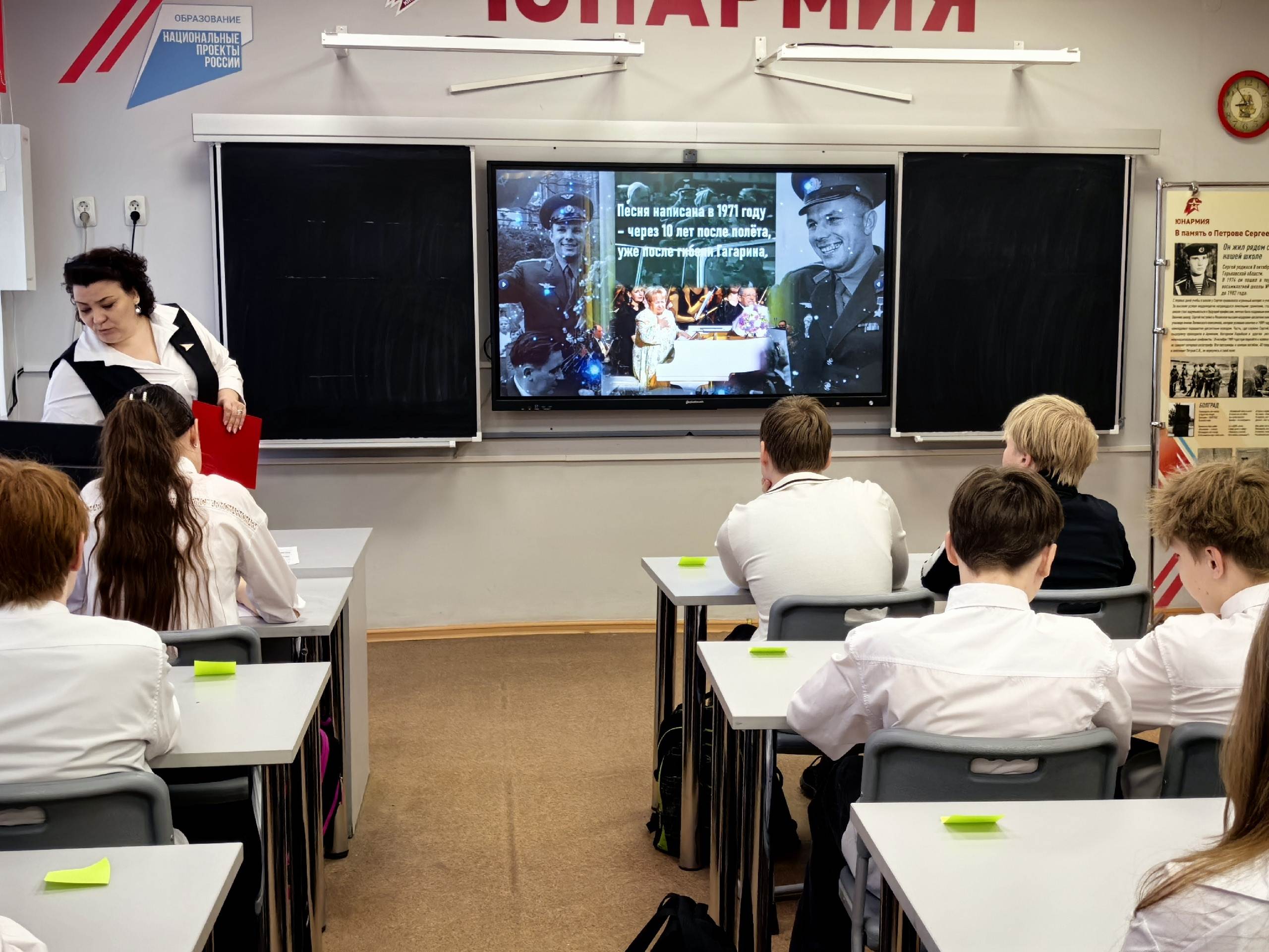 Мелодии, посвященные Дню космонавтики, звучат вместо звонков в нижегородских школах в апреле