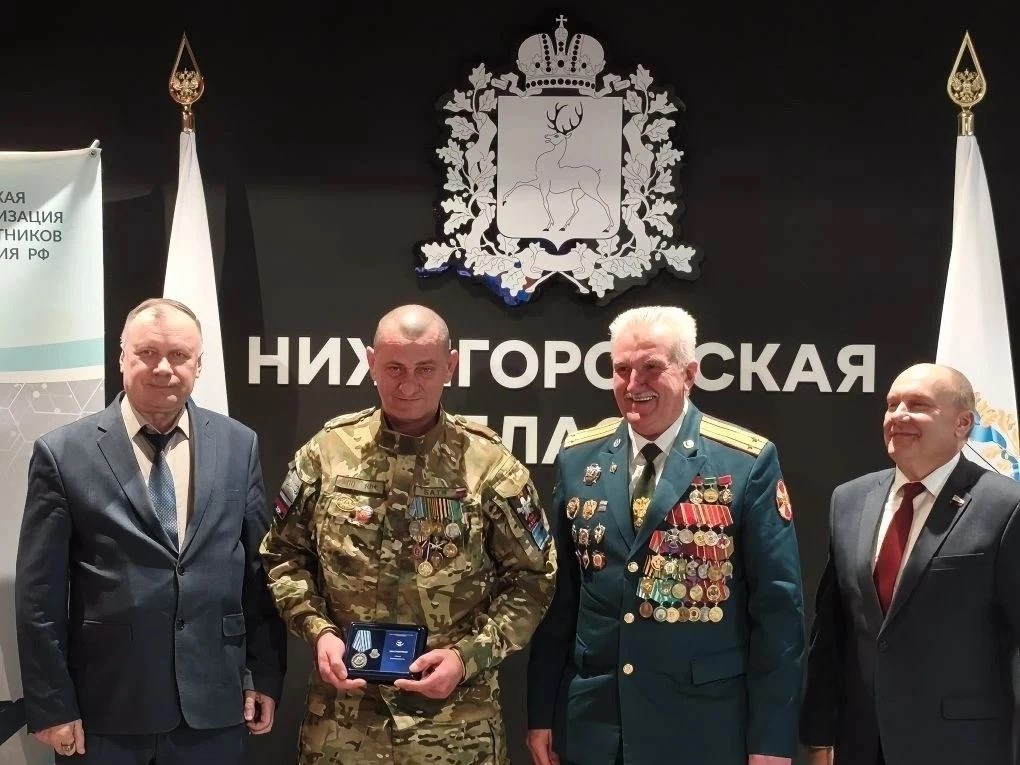 Нижегородских медиков в преддверии Дня Победы наградили медалями за помощь бойцам СВО