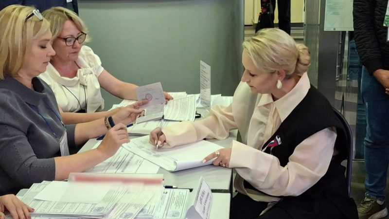 Председатель облизбиркома Маргарита Андреева проголосовала на участке при помощи механизма «Мобильный избиратель»