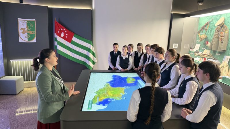 Более 1000 человек посетило созданную при участии Нижнего Новгорода интерактивную экспозицию «Путь героя» в Сухуме в первые дни работы